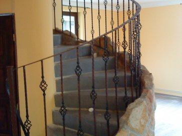 Kovácsoltvas korlát csigalépcsőhöz